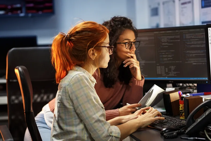 MUJERES EN TECNOLOGÍA. Se ofrecerán 40 becas al 50% para mujeres que deseen potenciar su carrera en el mundo de la tecnología. / PEXELS
