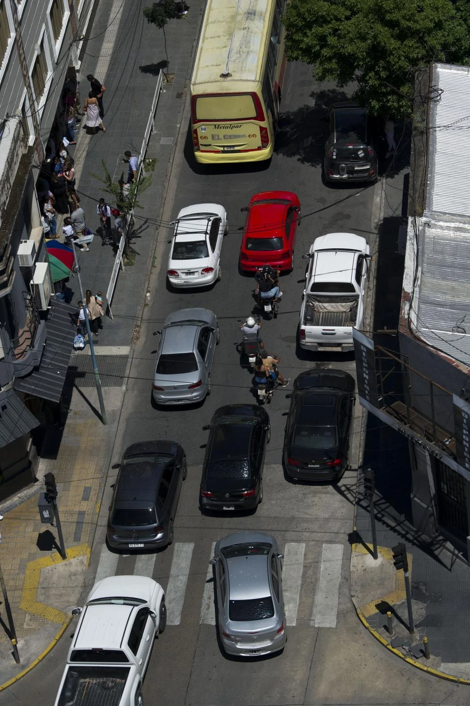 DEMORAS. El tránsito se detiene debido a la doble fila de autos parados. 