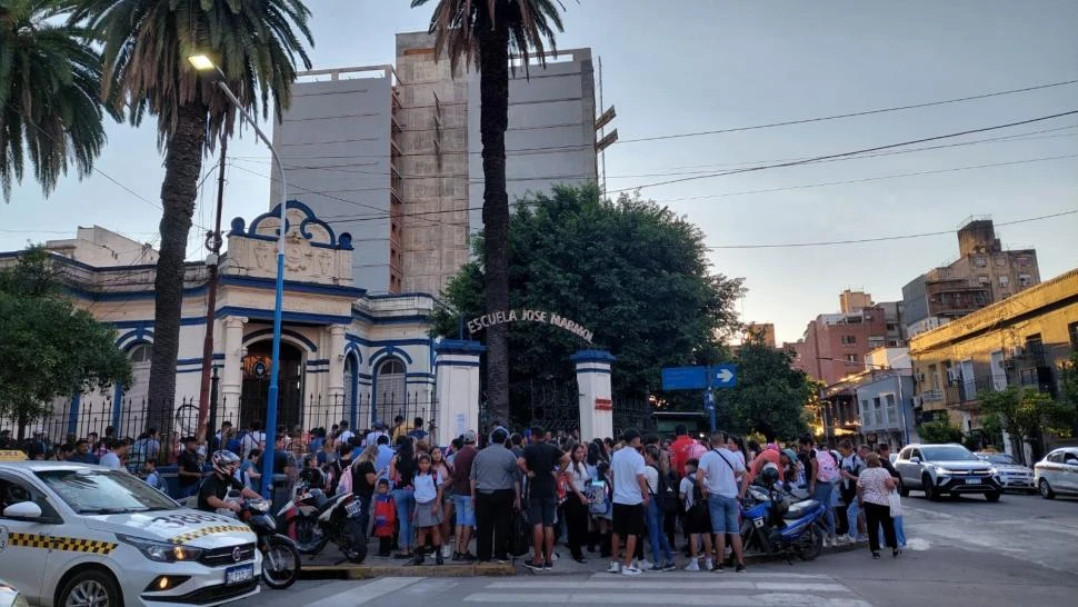 EXPECTATIVAS. Los padres y los alumnos en los minutos previos al ingreso a la escuela José Mármol. La Gaceta / Foto de Ariane Armas