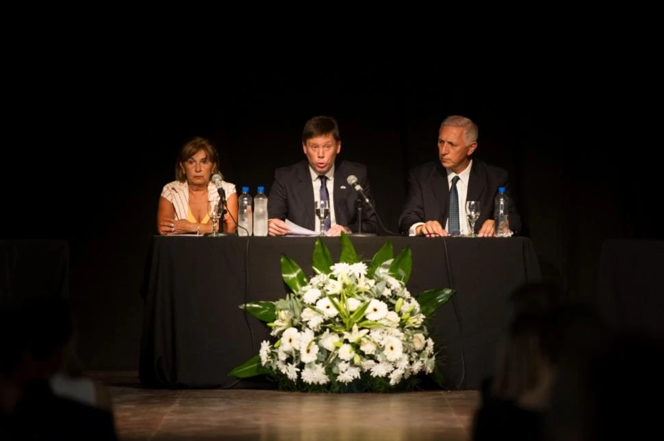 DISCURSO. Macchiarola, al lado de la secretaria Josefina Albillo y del presidente del Concejo, Javier Jantus. 