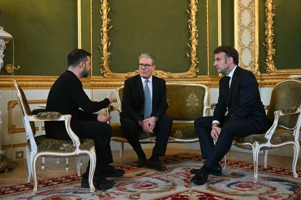 VÍNCULOS. El primer ministro británico, Starmer, recibió a Zelenski y a Macron para una reunión en la que hablaron sobre cómo apoyar a Ucrania.