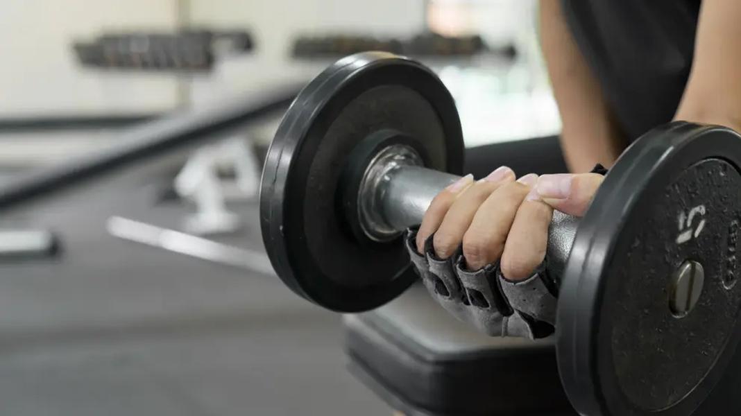 Fatiga tras el cardio previo puede aumentar el riesgo de lesiones en el entrenamiento de fuerza.