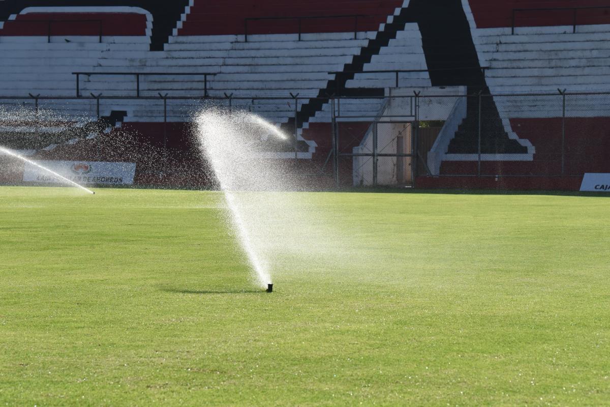 MANTENIMIENTO. Cuando el equipo juega lejos de casa, La Ciudadela se protege con regadores y otros productos.