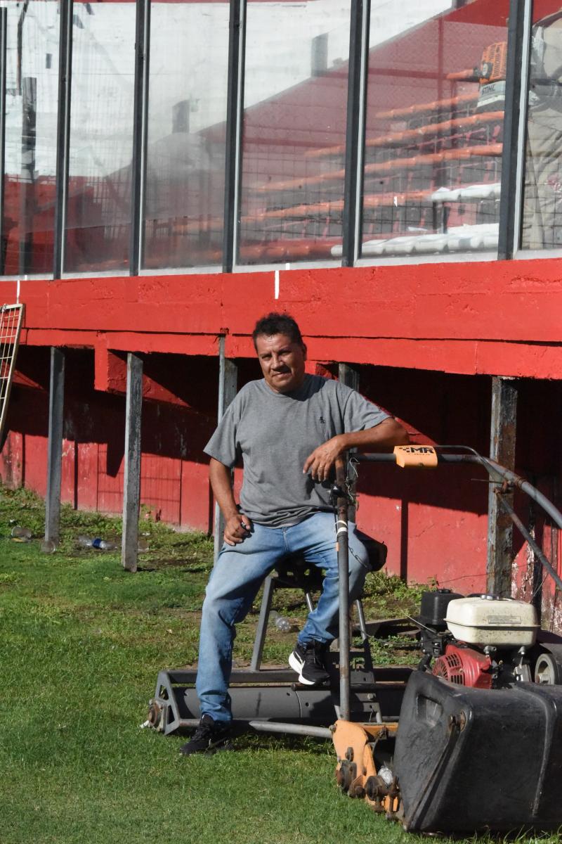 MATERIAL DE TRABAJO. Araóz posa junto a la máquina de cortar césped.