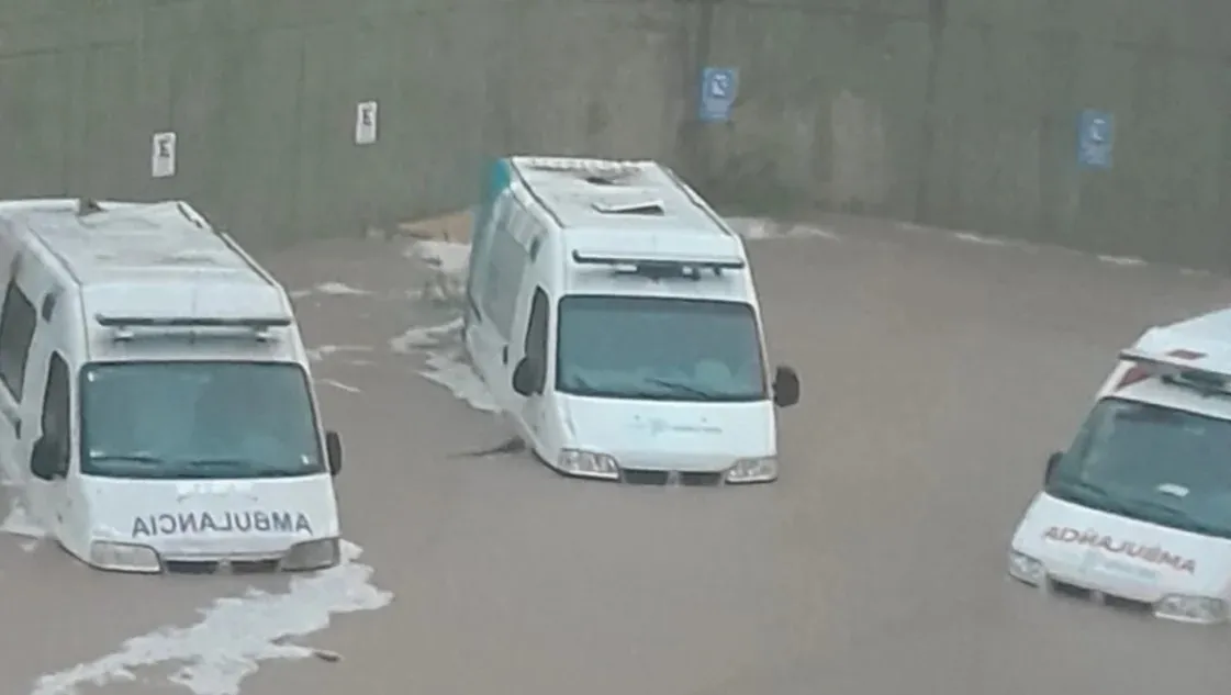 Colapso en el hospital Penna: ambulancias, en medio del agua. FOTO X @lanuevaweb