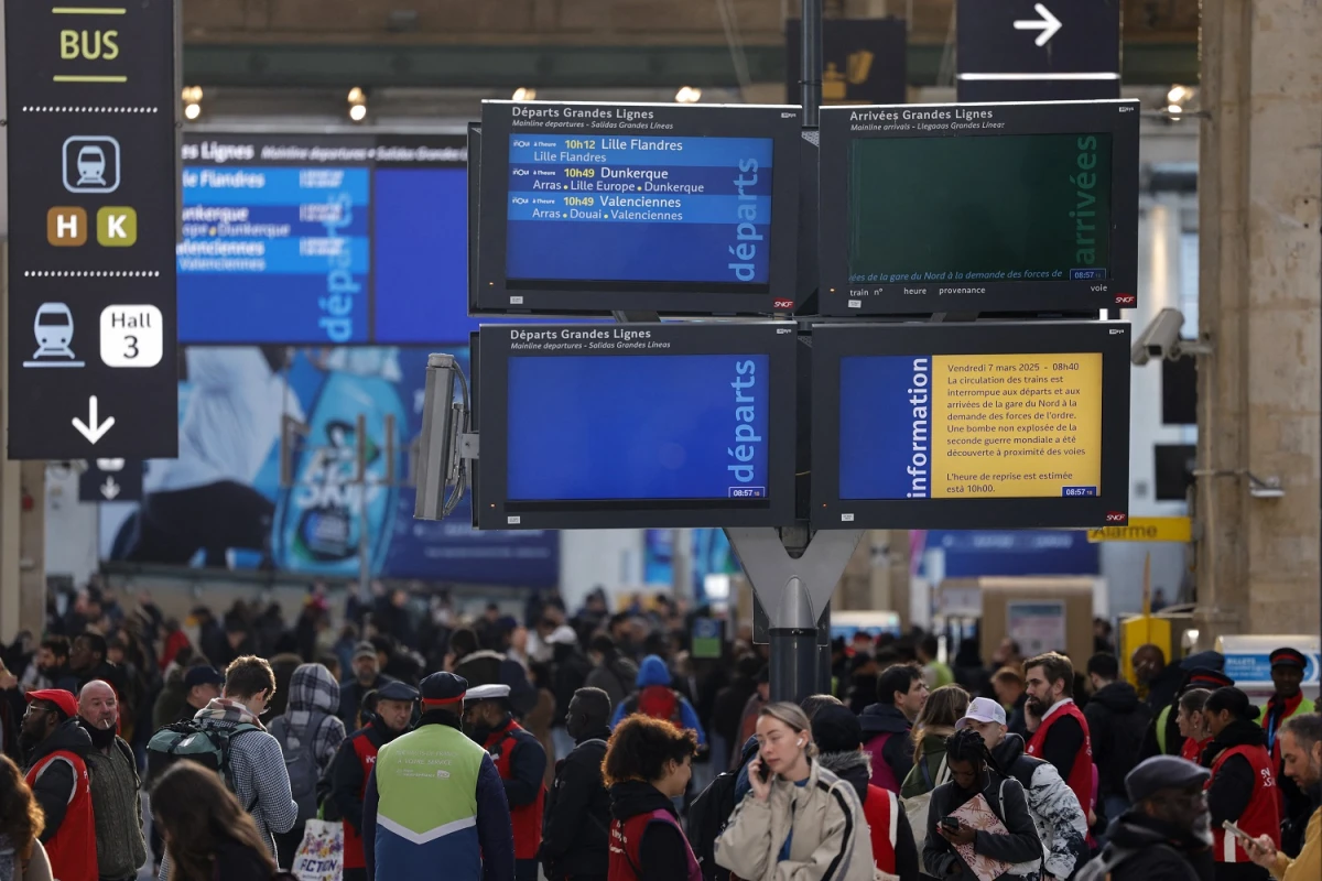 SIN SERVICIO. Los parisinos padecieron por la paralización del servicio de trenes. AFP