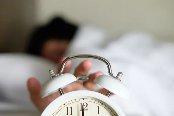 Este hábito es más efectivo que dormir ocho horas para mejorar tu sueño