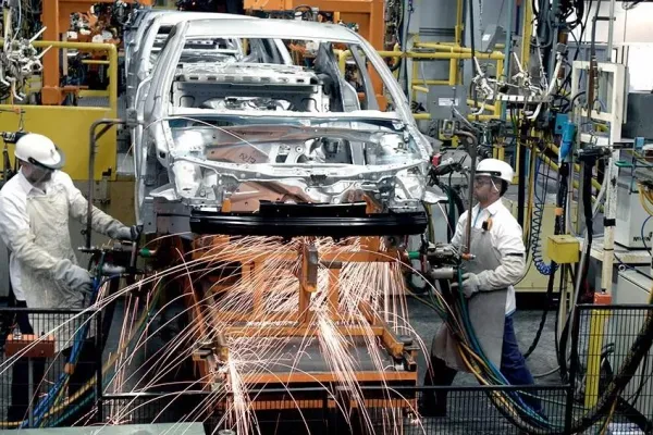 La producción industrial creció 7,1% interanual en enero, pero bajo respecto a diciembre