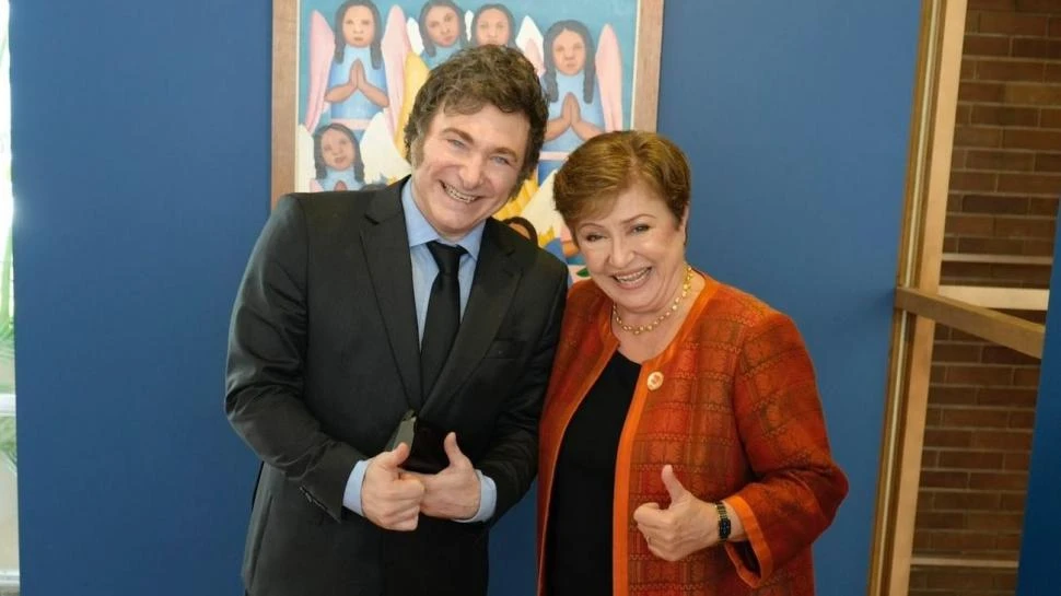 ACUERDO. Milei posa junto a la directora del FMI, Kristalina Georgieva.