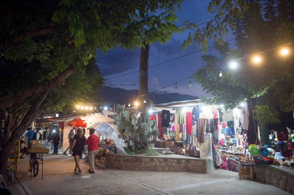 EN EL CORAZÓN DE LA VILLA. La feria está ubicada junto a la Municipalidad de Tafí del Valle.