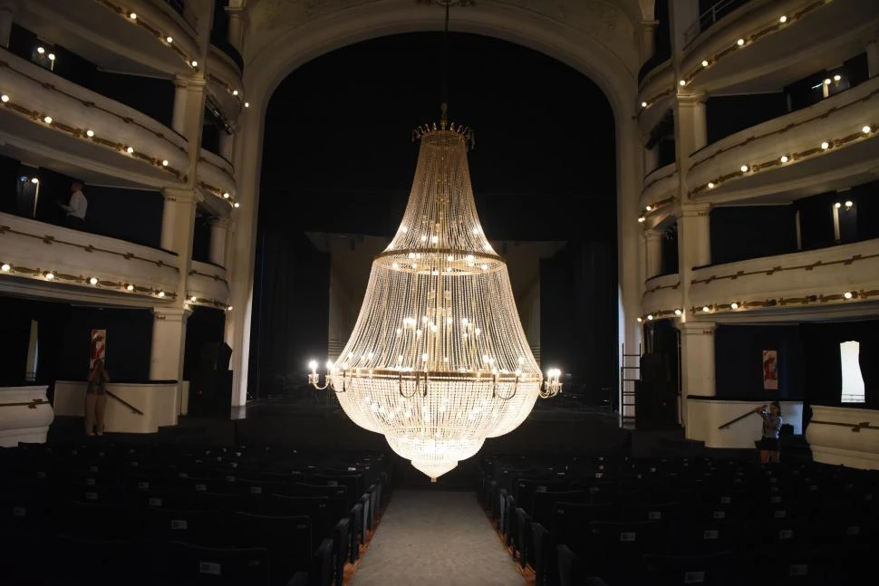 EL DESCENSO. La araña de 280 kilos del teatro San Martín bajó ayer de lo alto de la sala para su chequeo anual.