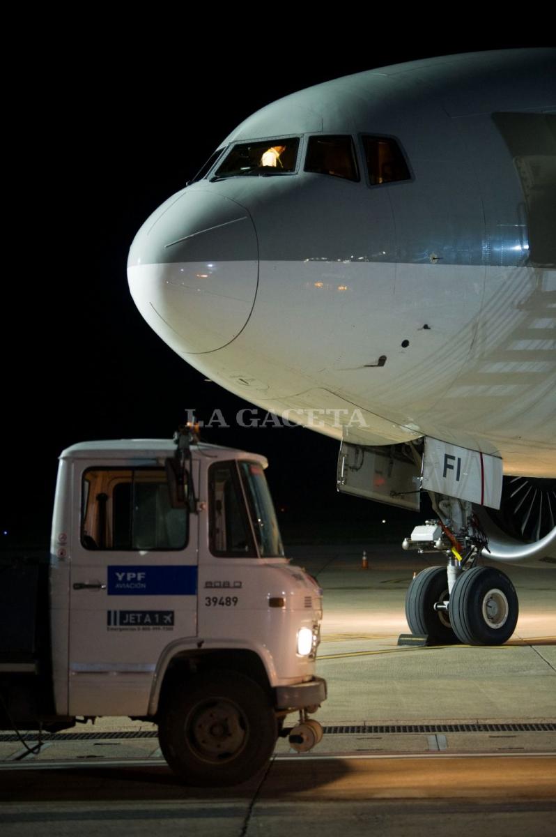 CONTRASTE. La trompa del mega avión enfrentada a la cabina de un camión utilitario. FOTO: DIEGO ARAOZ - LA GACETA