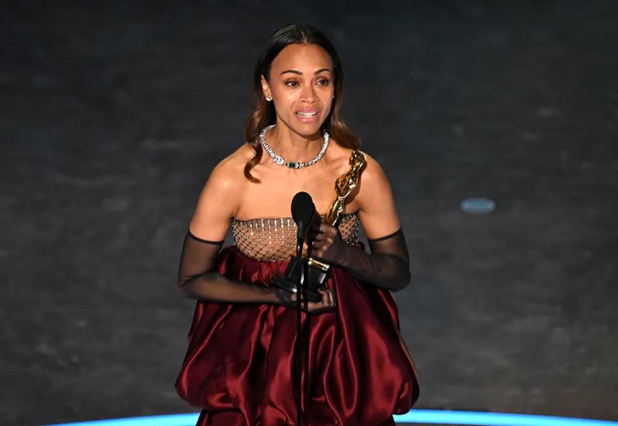 Polémica por el cambio de discurso de Zoe Saldaña antes y después de recibir el Oscar