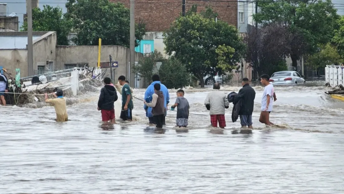 Un grupo de personas camina en el agua. LA NUEVA PROVINCIA