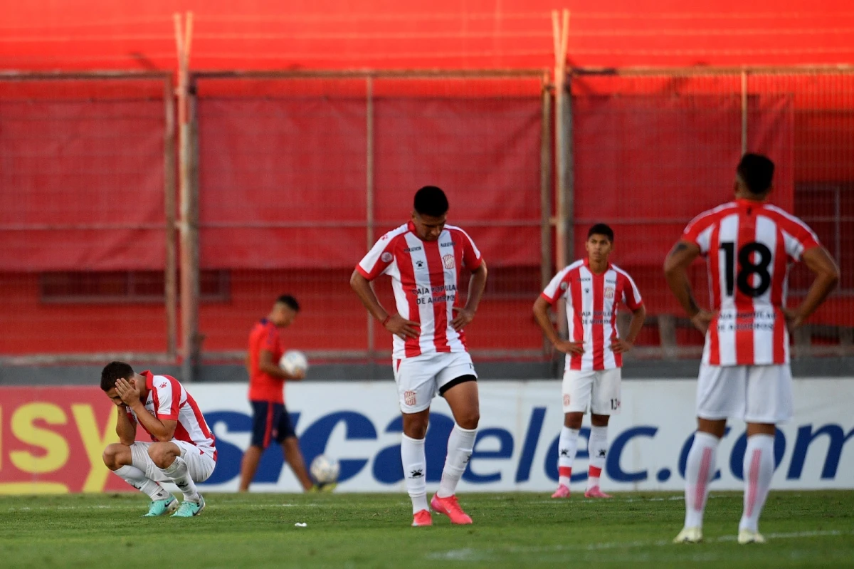 NO LO PUEDEN CREER. Matías García se agarra la cabeza, mientras que Gustavo Abregú se retira cabizbajo.