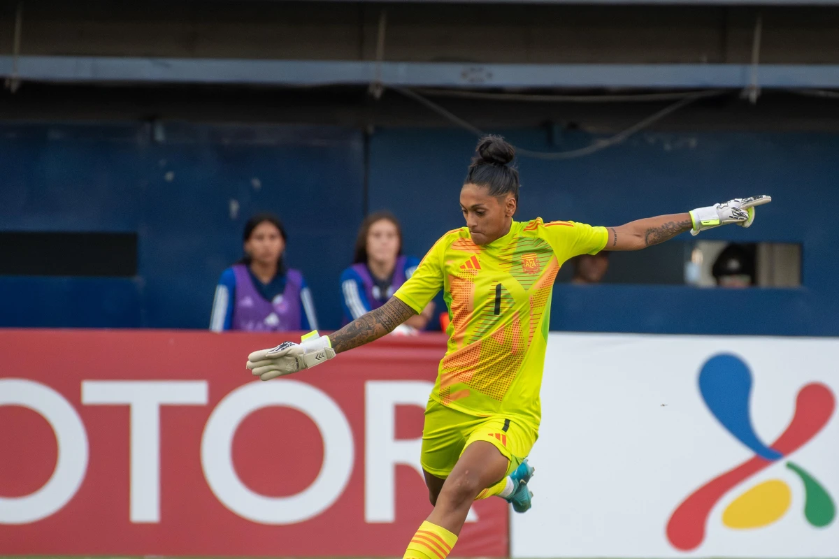 CELESTE Y BLANCA. Pereyra llegó a lo más alto que puede aspirar una futbolista: jugó en Europa y en la selección argentina.