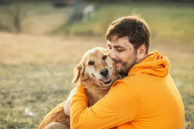¿Debería abrazar a mi perro? Algunos expertos sugieren que no