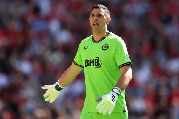 ¿Por qué Emiliano Martínez no estuvo presente en el duelo del Aston Villa frente a Brentford?