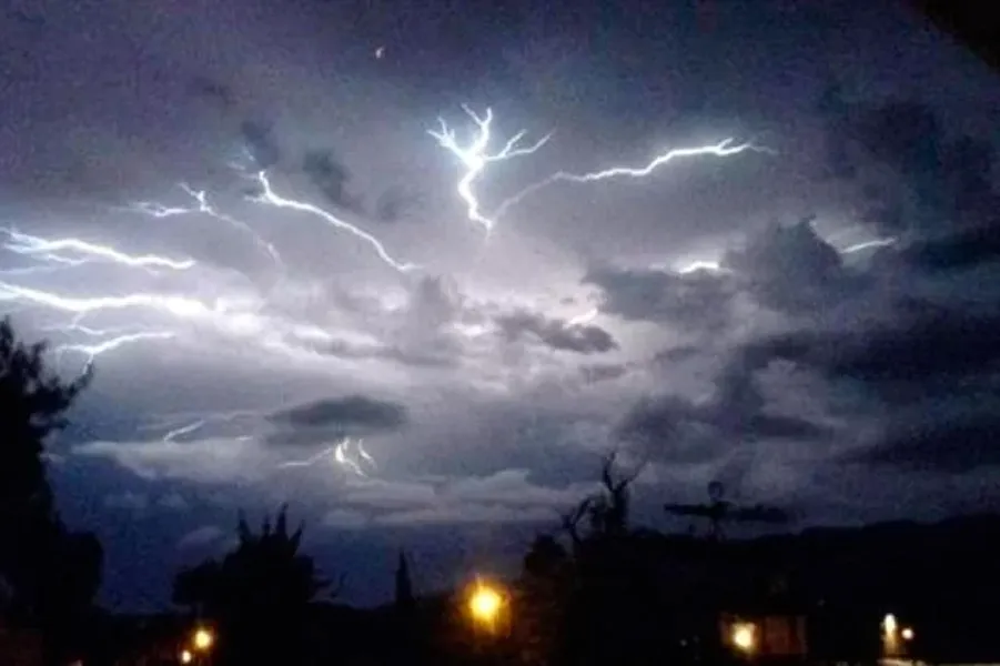 El centro del NOA está bajo alerta naranja por lo que se esperan lluvias abundantes y actividad léctrica intensa.