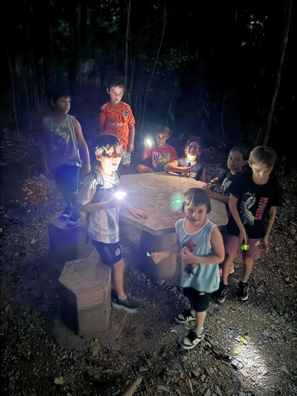 ELEMENTOS NECESARIOS. Los niños prenden las linternas para continuar el camino sin luz natural.