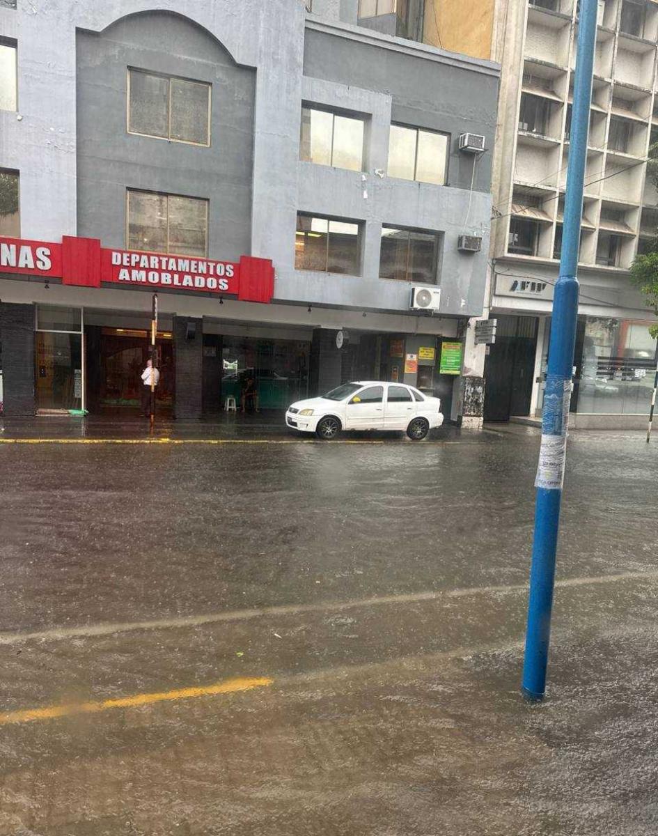 Veredas colapsadas sobre 24 de Septiembre y Salta.