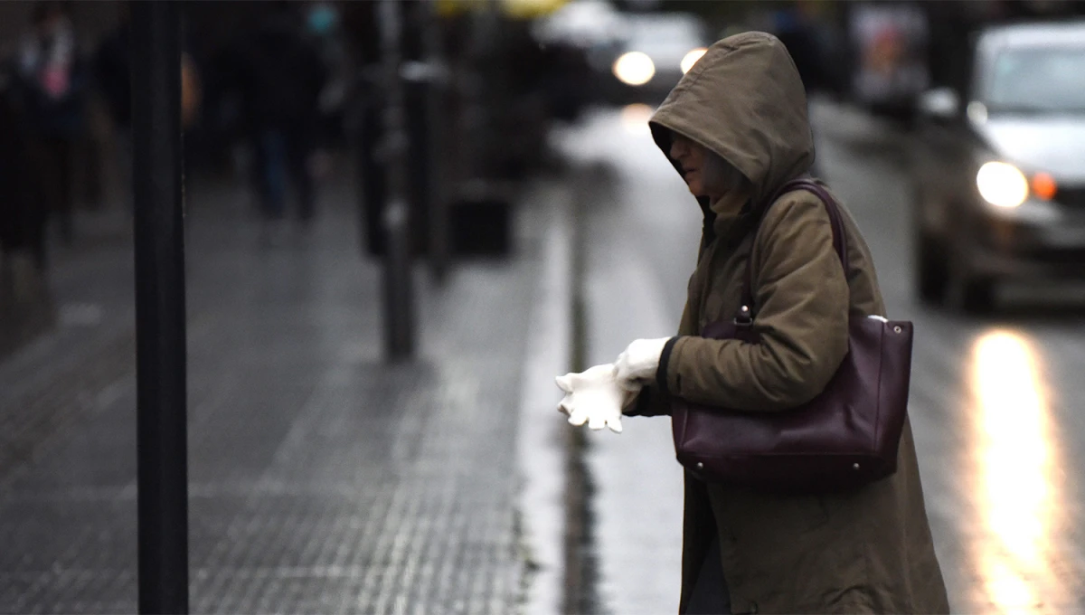 ALGO DE ABRIGO. Las primeras horas del domingo llevaron a los madrugadores a improvisar con camperas y pilotos ante las lloviznas matinales y el descenso de la temperatura. 