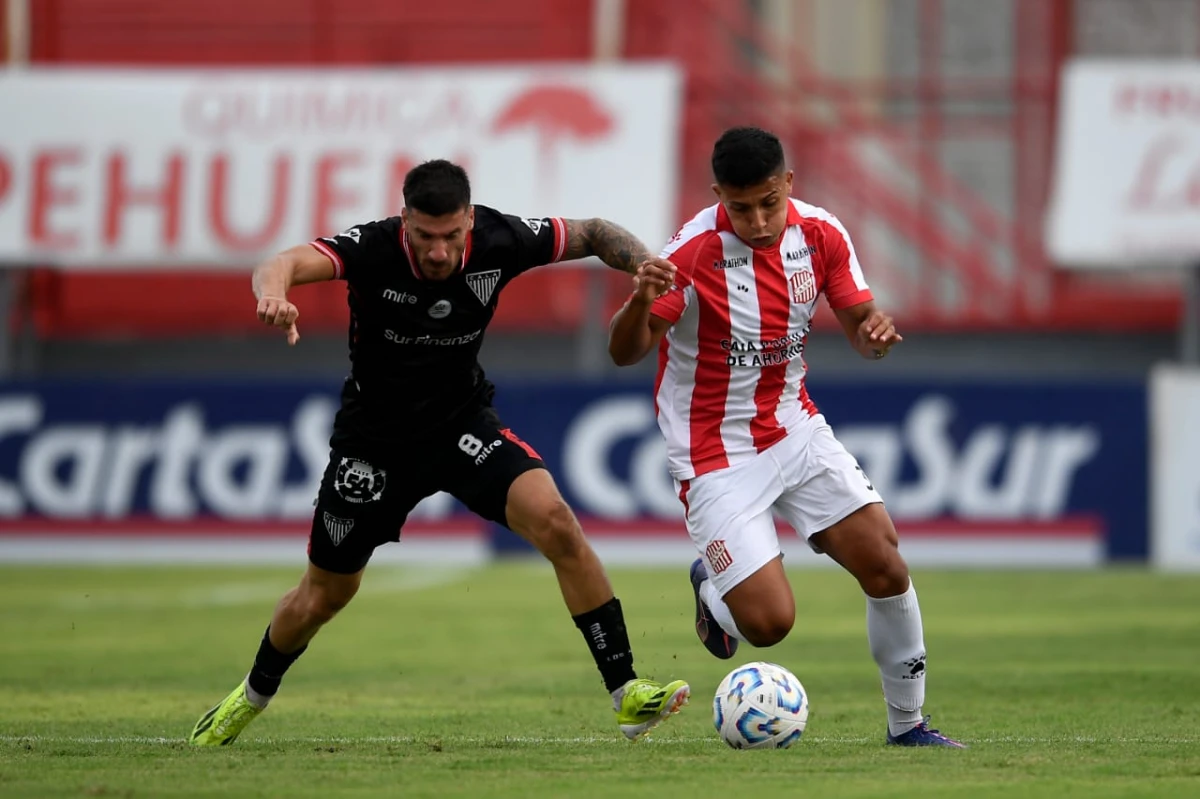 FRICCIONADO. Hernán Zuliani disputa el balón con Guillermo Pereira, autor del empate para Los Andes.