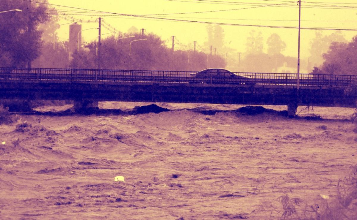 CANAL SUR. El torrente pasa por debajo del puente de avenida Independencia, al sur de la capital.
