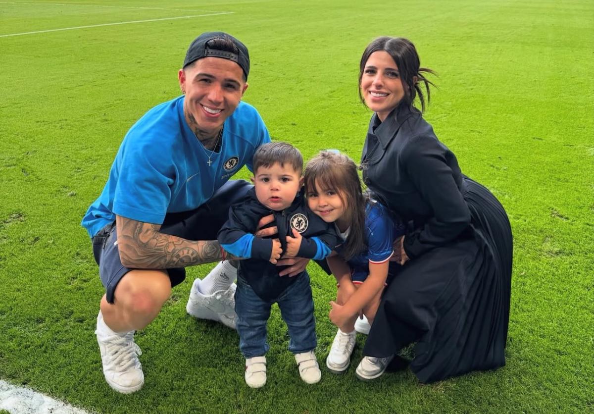 EN FAMILIA. Tras el triunfo de Chelsea, Enzo Fernández posó junto a su familia.