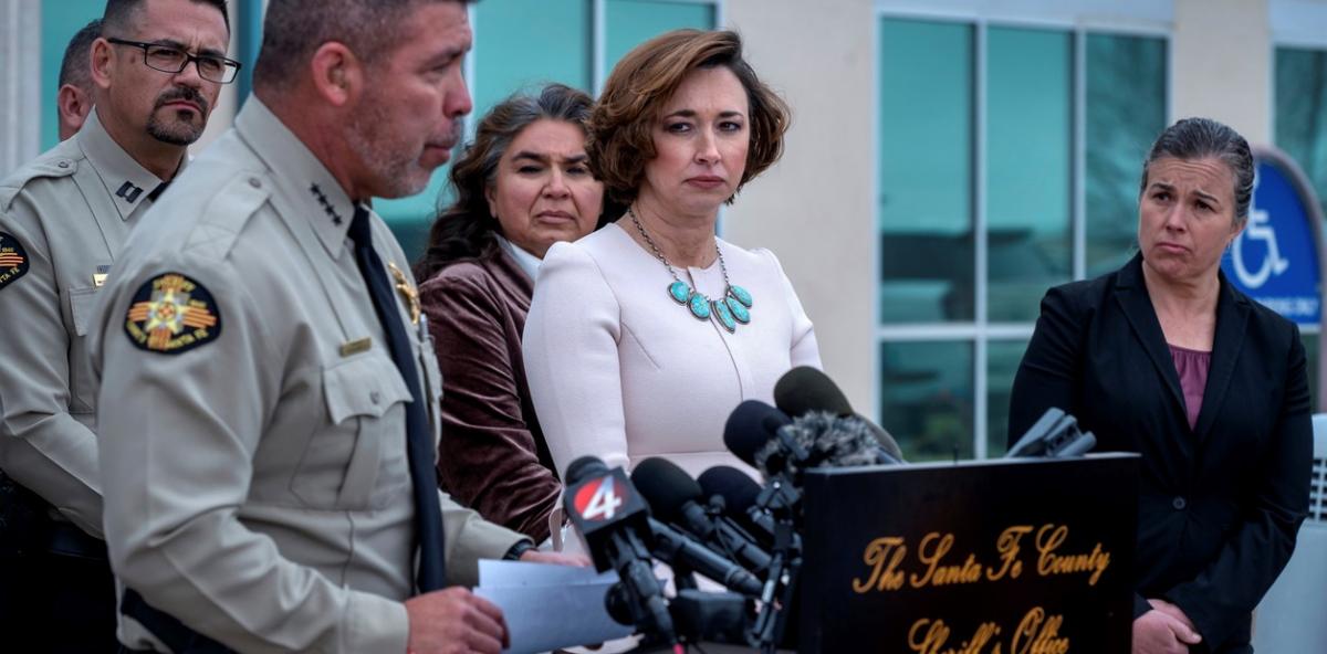 El sheriff Adan Mendoza y la doctora Heather Jarrell durante la conferencia de prensa en Santa Fe, Nuevo México.