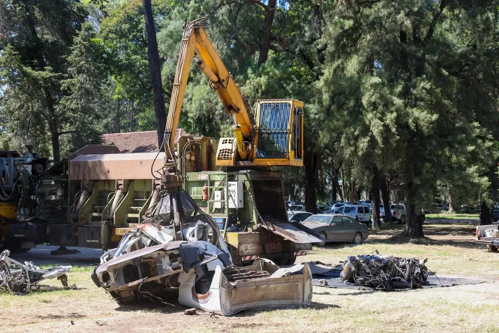 CHATARRA. Previamente los vehículos son descontaminados.