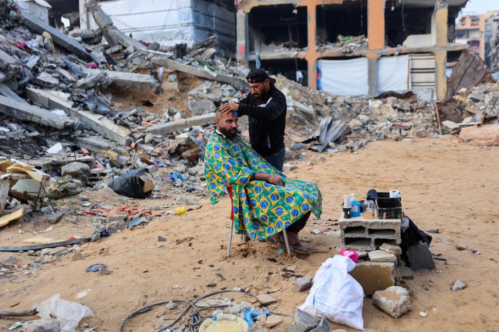 PELUQUERÍA. Aún entre ruinas, los gazatíes intentan retomar sus vidas.