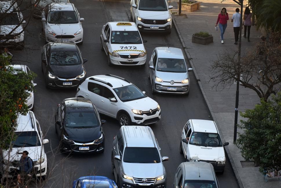 CAÓTICO. El tránsito en la ciudad es desordenado; sobretodo, en horas pico.