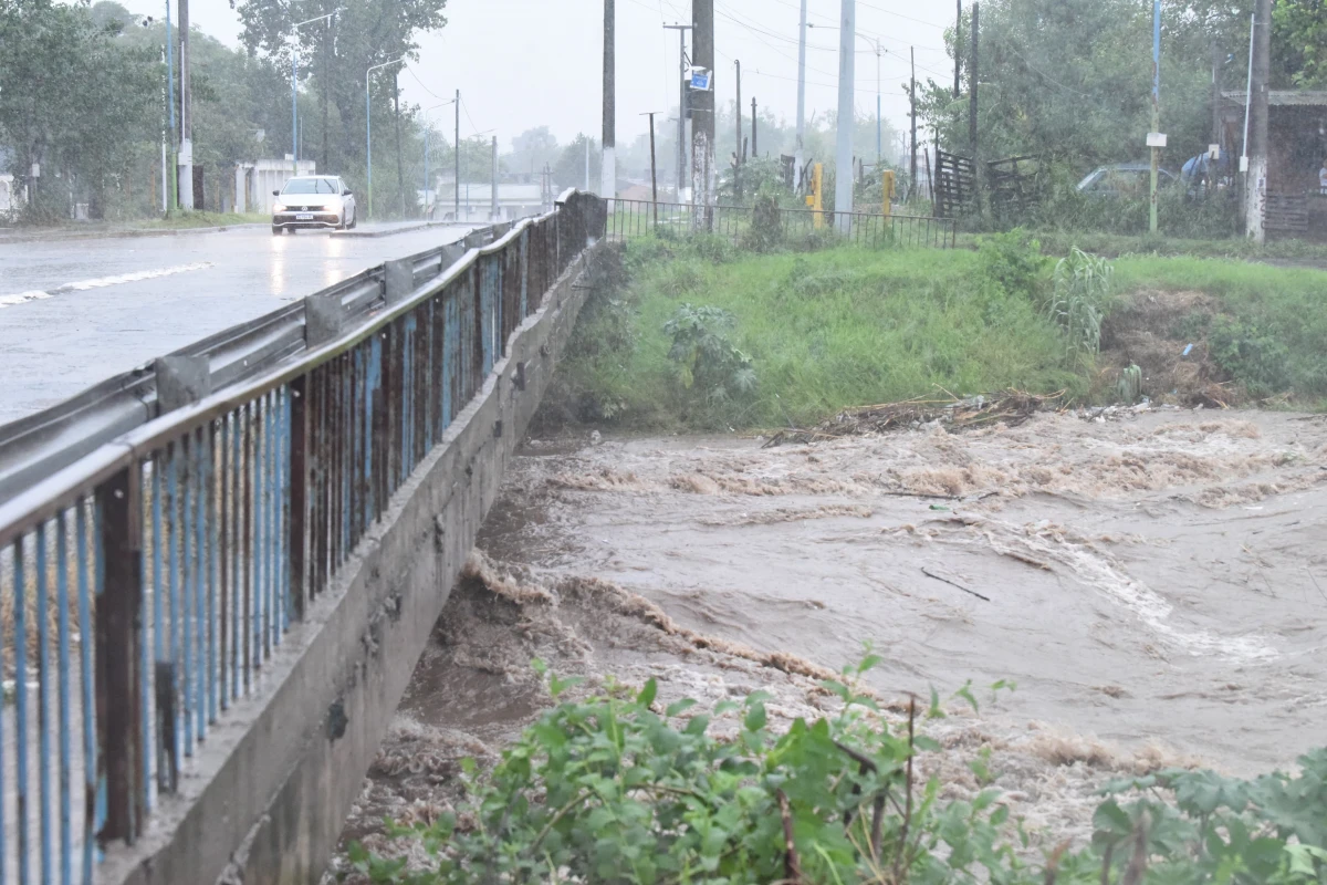 AGUA TURBIA. La fuerza y cantidad de agua del canal preocupó a los vecinos. FOTO LA GACETA/ ANALÍA JARAMILLO