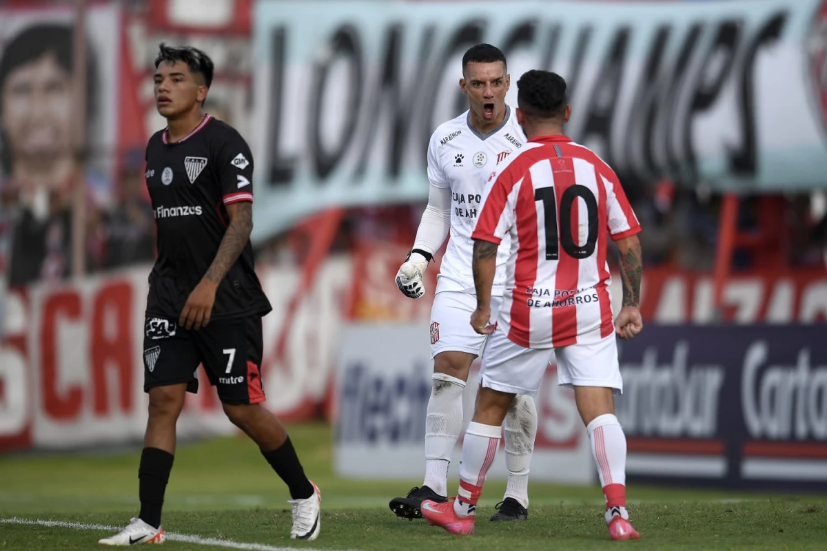 LO FESTEJÓ COMO UN GOL. Darío Sand celebra junto a Juan Cuevas, el penal tapado al delantero Enzo Díaz.