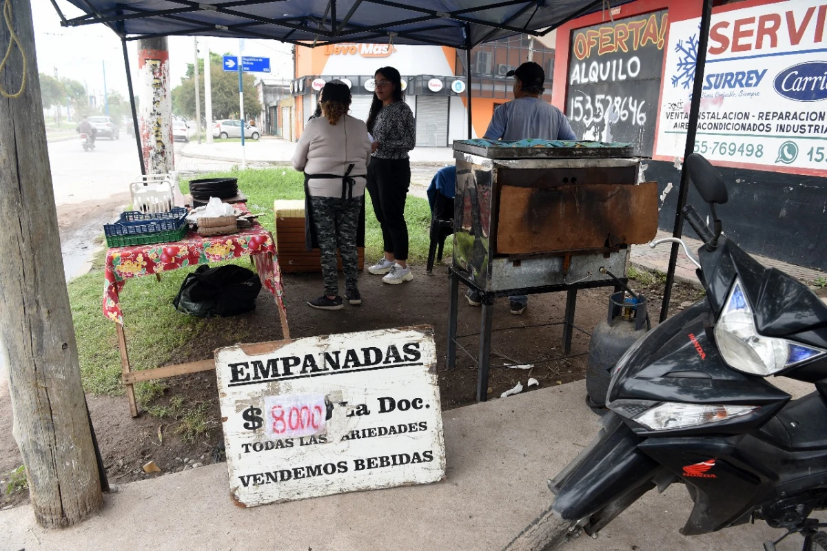 TRABAJO. Irma volvió a empezar este lunes con la venta de sus empanadas y la esperanza de levantarse tras las pérdidas que sufrió. LA GACETA/ FOTO DE JOSÉ NUNO