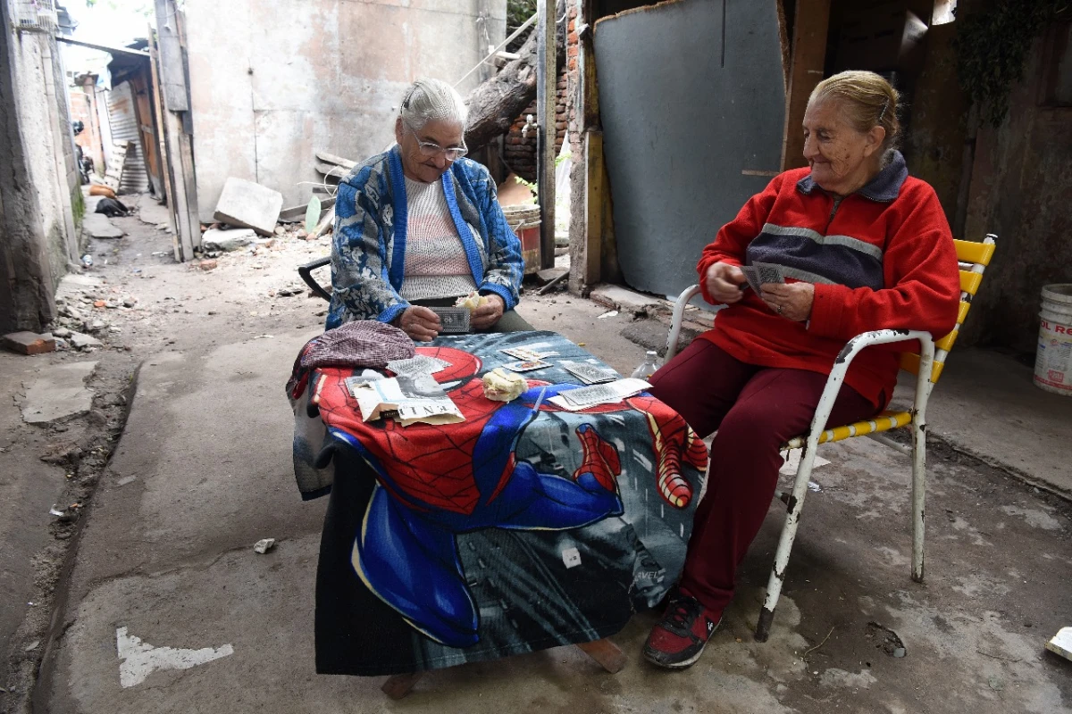 VECINAS. Antonia vio cómo su casa se llenó de agua el fin de semana y perdió su heladera durante esa jornada. FOTO LA GACETA/ JOSÉ NUNO