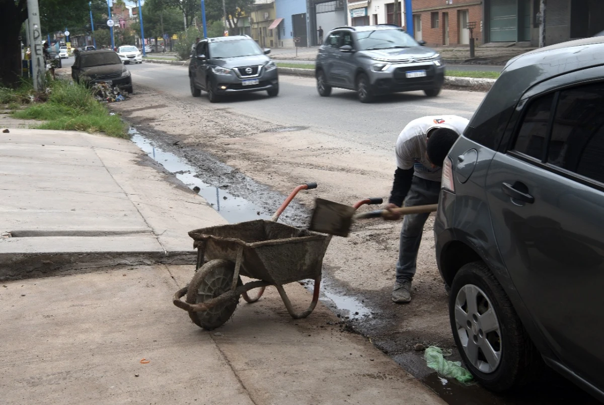LIMPIEZA. En varios puntos de la capital los vecinos continúan acondicionando sus veredas. LA GACETA/ FOTO DE JOSÉ NUNO.