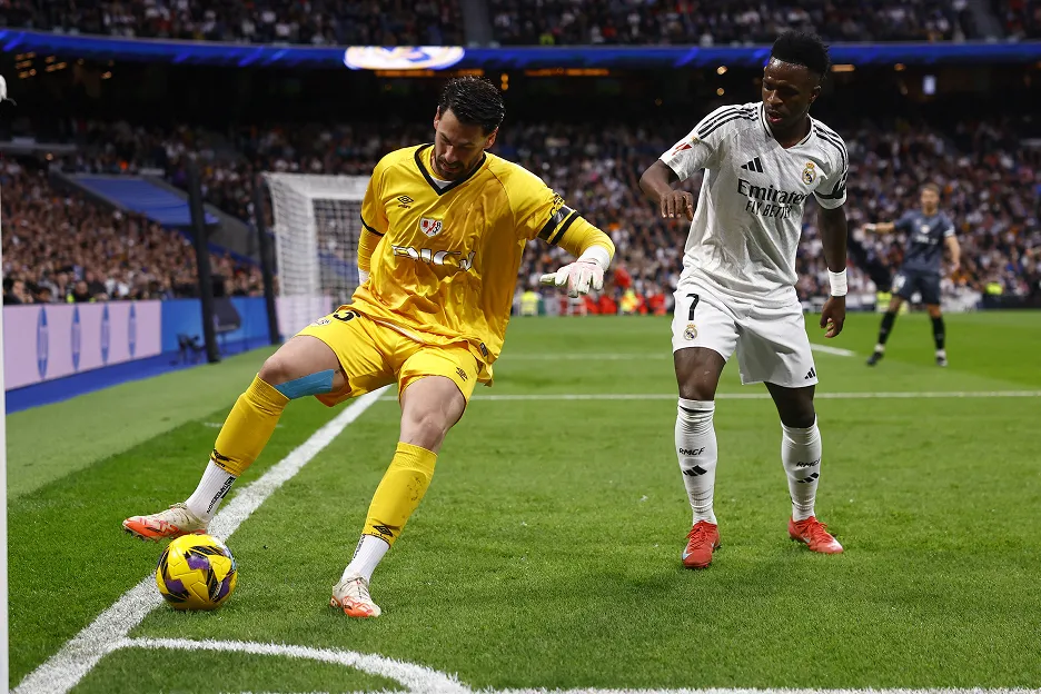 Un ex Atlético Tucumán dejó en ridículo a Vinícius en cancha del Real Madrid