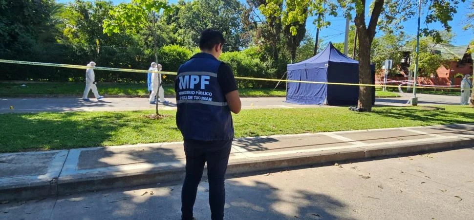 PLENA PESQUISA. Personal del Ministerio Público Fiscal recaba información en el lugar de los hechos. 