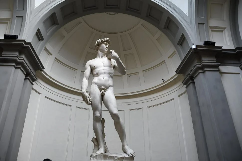 “DAVID”. La escultura realizada entre 1501 y 1504 está emplazada en la Galería de la Academia, Florencia.