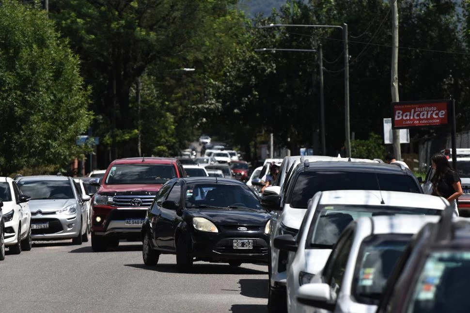 DOBLE FILA. Los embotellamientos en las cuadras cercanas a las escuelas de la Ciudad Jardín, son parte del panorama desde el pasado miércoles. 