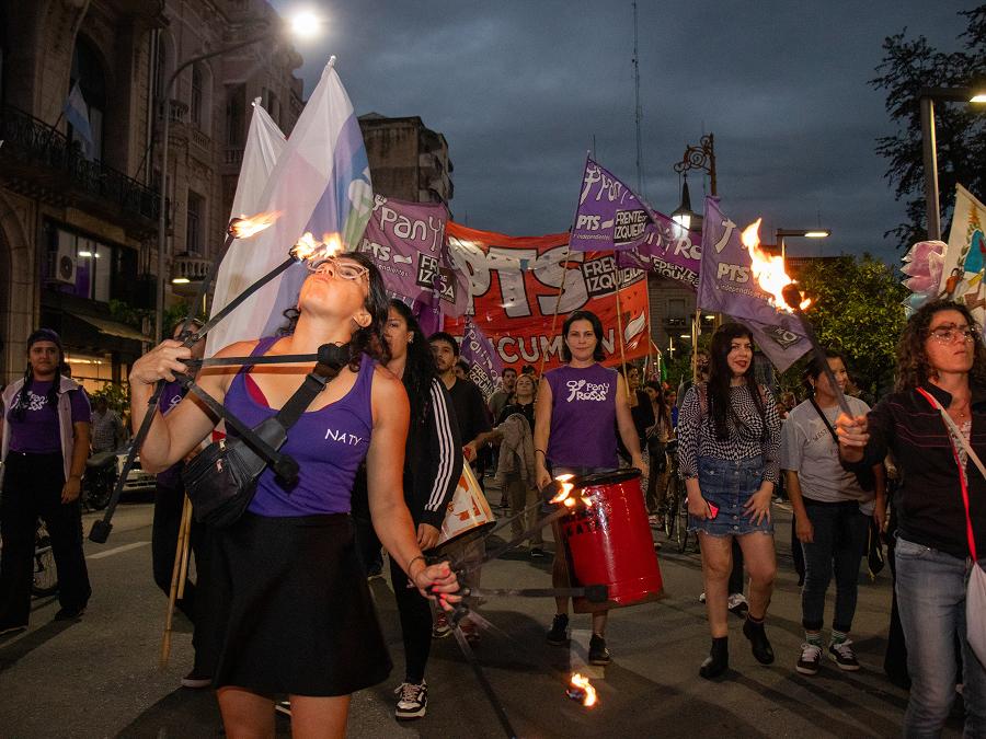 Mujeres se congregaron este lunes por el Día de la Mujer Trabajadora.