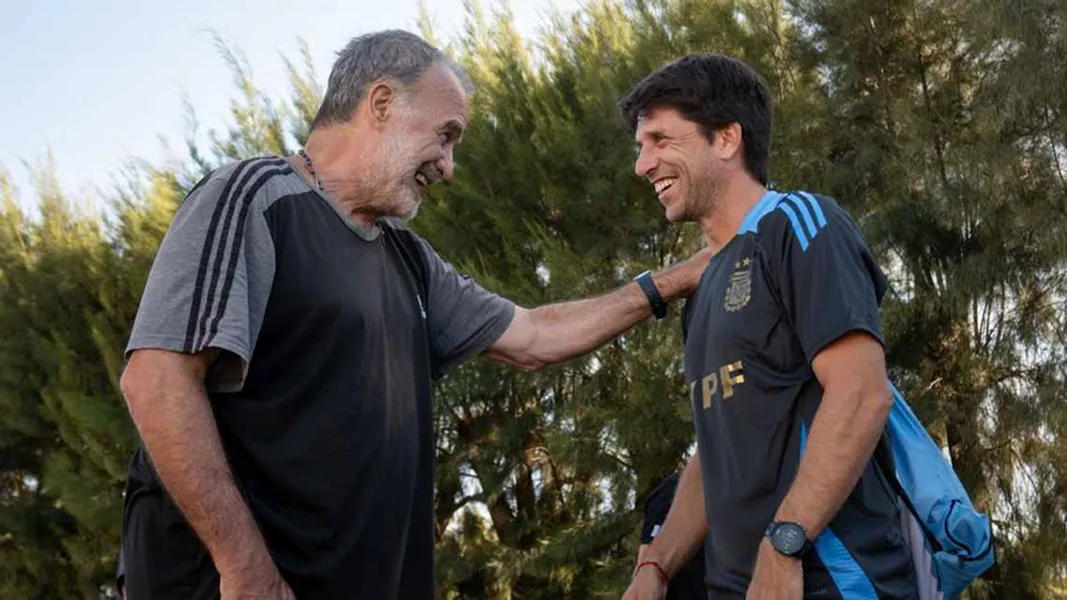 VISITA INESPERADA. Marcelo Bielsa pasó a saludar a los integrantes de la Selección Sub 17.