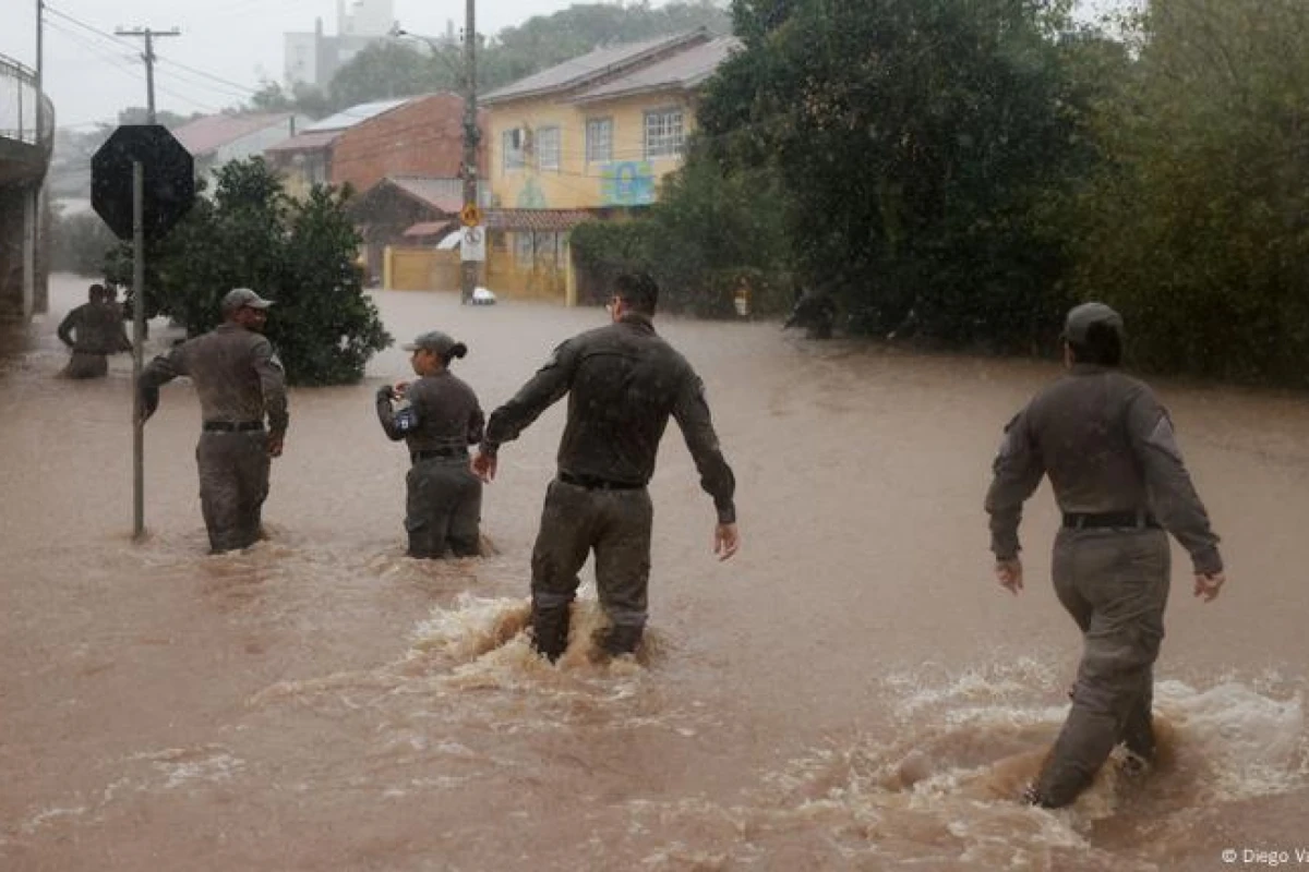 Las inundaciones en Brasil en mayo del año pasado dejaron más de 100 muertos.Imagen: Diego Vara/REUTERS/DW