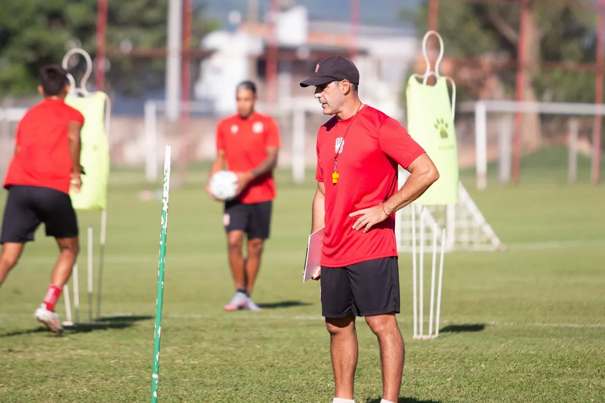 NO PIERDE EL ENFOQUE. Ariel Martos analiza rendimientos para el duelo del sábado contra el 