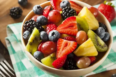 Las dos frutas que deberías comer en la cena para dormir mejor, según Harvard