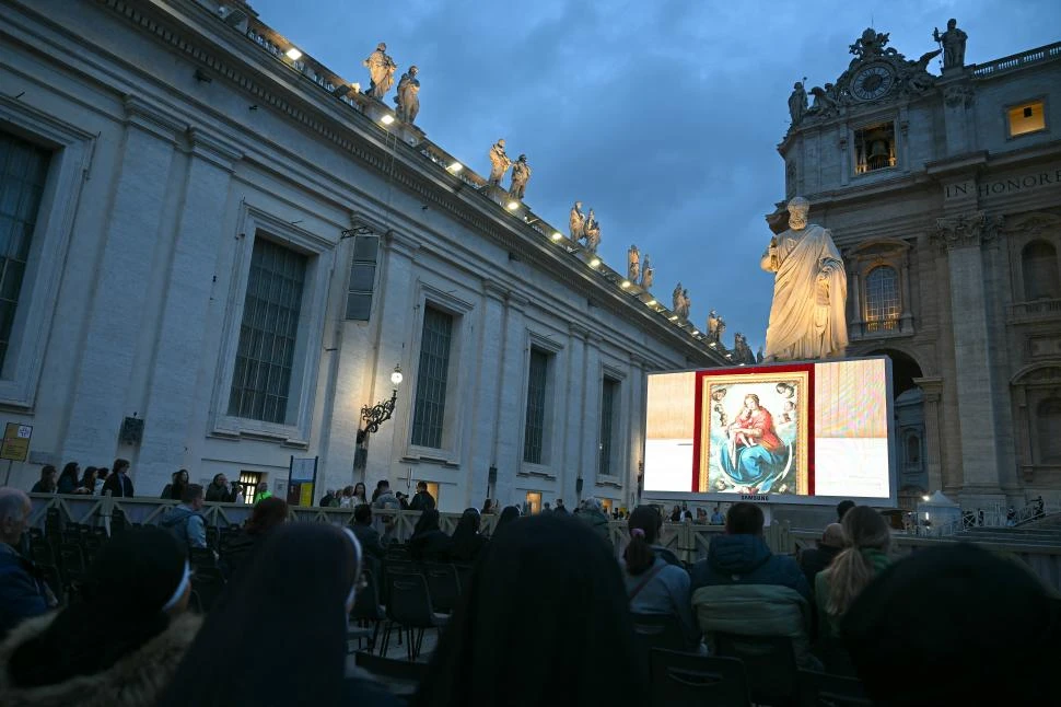 ATENTOS. En el Vaticano siguen las noticias sobre la salud del Papa.