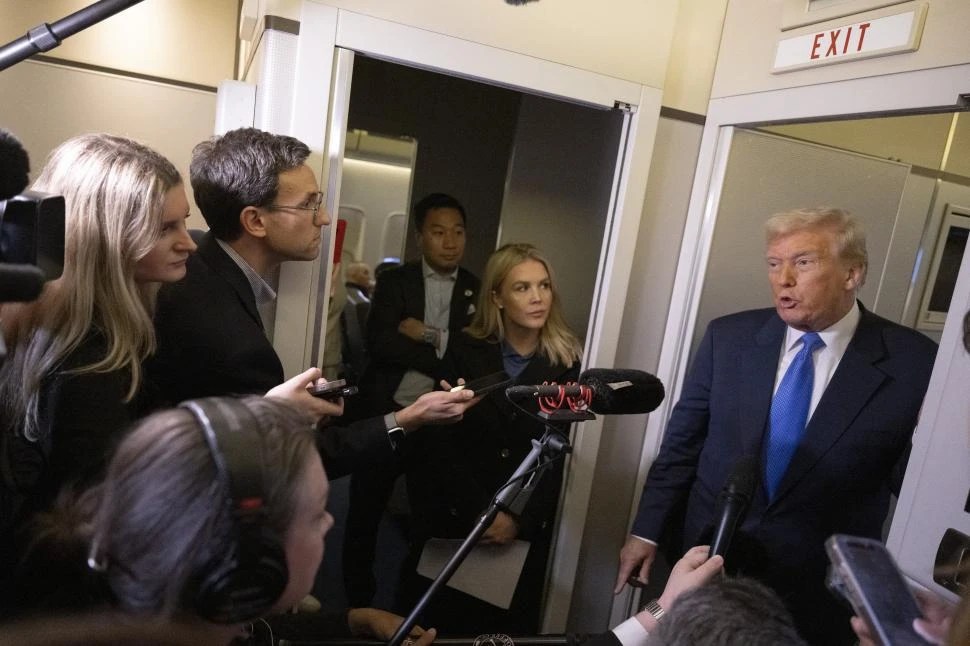 PALABRA DE PRESIDENTE. Donald Trump habla con los periodistas antes de subirse al avión presidencial para regresar a Washington.