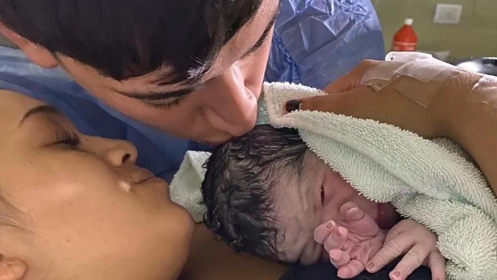 El Milagro en la tormenta: tuvo a su bebé en un hospital porque la llevaron en tractor a través de la inundación